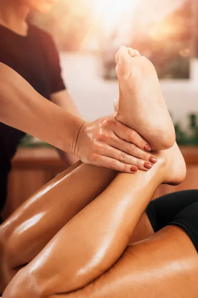 Massagem Drenagem Linfática Mãos Uma Massagista Que Massaja Perna Cliente — Fotografia de Stock