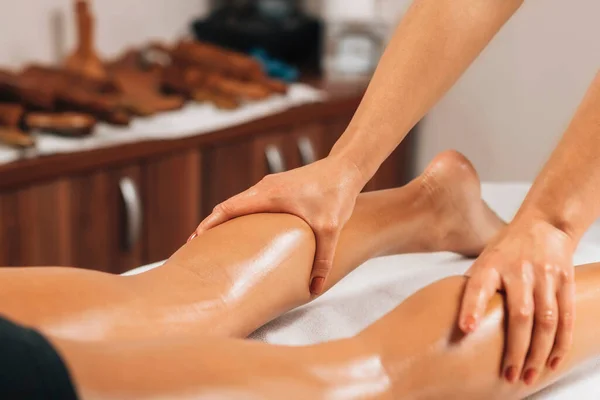 Cellulitis Massage Masseuse Masseren Van Een Kuitgebied Van Een Vrouwelijk — Stockfoto