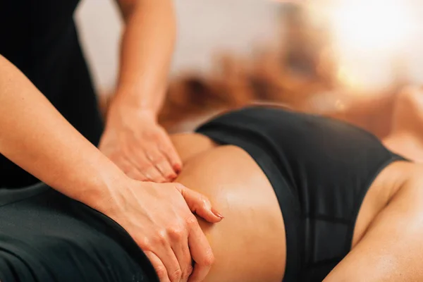 Massaggio Allo Stomaco Terapeuta Che Massaggia Addome Femminile Applicando Pressione — Foto Stock