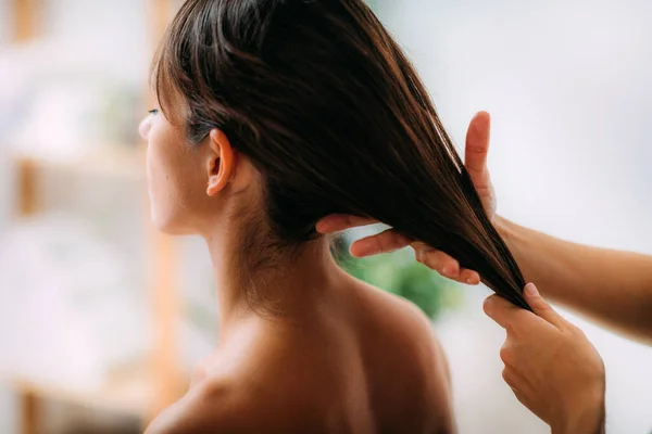 アーユルヴェーダエッセンシャルオイル 健康的な髪のための治療 — ストック写真