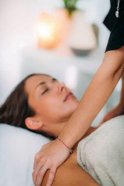 Ayurveda Massage Behandeling Massageschouders Met Ayurvedische Etherische Oliën — Stockfoto