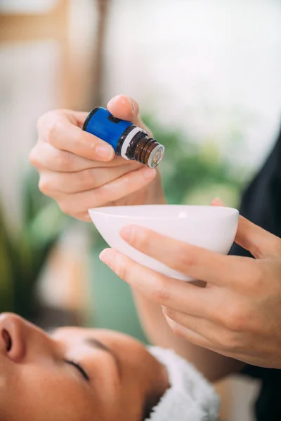 Ayurvedische Massagetherapeutin Fügt Ayurveda Ätherische Öltropfen Eine Schüssel Hinzu — Stockfoto