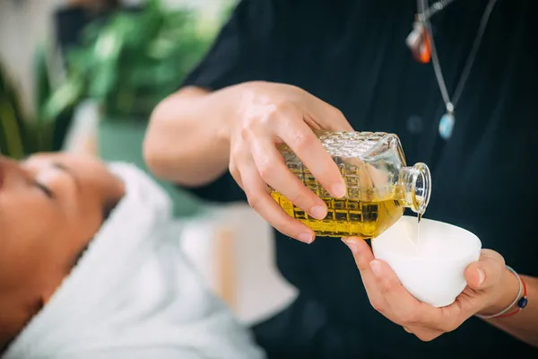 Ájurvédská Aromaterapie Masáž Obličeje Nalévání Esenciálního Aromatického Oleje Mísy — Stock fotografie