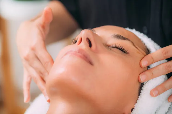 Masaje Facial Ayurvédico Con Aceites Esenciales Aromaterapia —  Fotos de Stock