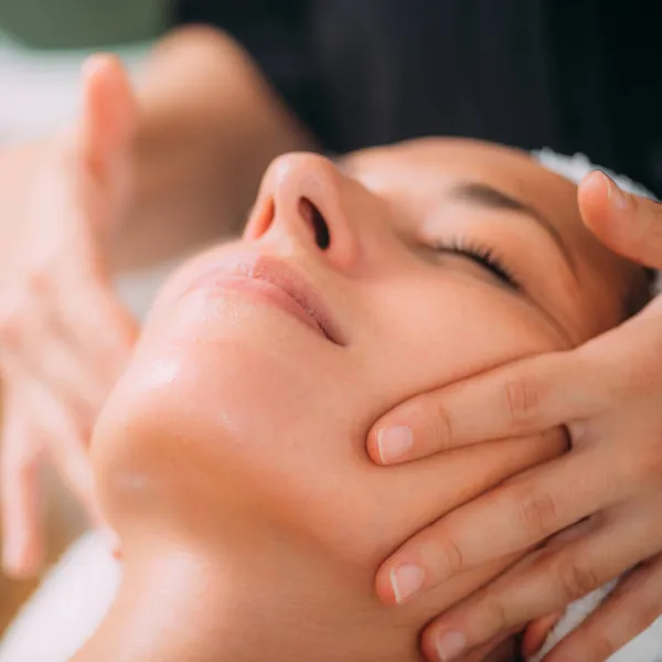 Mujer Disfrutando Masaje Facial Ayurvédico Profesional Con Aceites Esenciales Terapéuticos —  Fotos de Stock