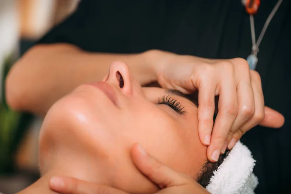 Massaggio Ayurvedico Del Viso Terapia Con Oli Essenziali Aromaterapia — Foto Stock