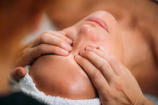 Mujer Disfrutando Masaje Facial Ayurveda — Foto de Stock