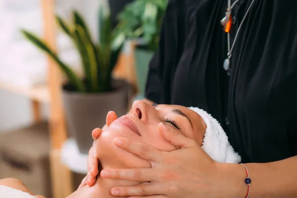 Desfrutando Massagem Facial Ayurvédica Com Óleo Essencial Uma Sala Bem — Fotografia de Stock