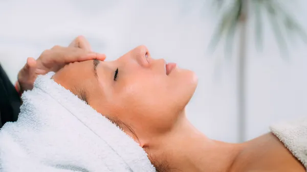 Woman Enjoying Ayurveda Face Massage — Stock Photo, Image