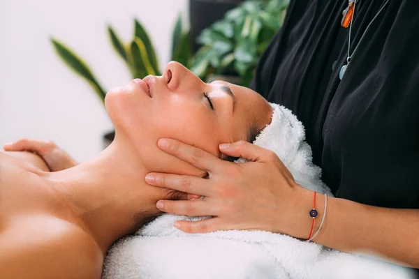 Vrouw Genieten Ayurveda Gezicht Massage — Stockfoto