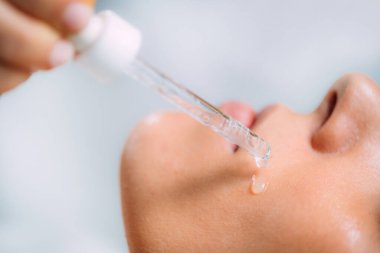 Kozmetikçi Hyaluronik Asit Serumunu Kadın Yüzüne Uyduruyor 