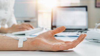 Biyogeribildirim terapi seansı. Biyo-geribildirim terapi merkezinde, HRV veya kalp atış hızı değişkenliğini ölçen kadın istemci