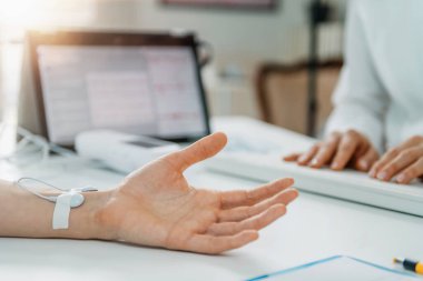 Biyogeribildirim - kalp atış hızı ölçümü için sensörlü bir kadın eli. Biyogeribildirim, bazı sağlık merkezlerinde kullanılan tamamlayıcı bir sağlık iyileştirme tekniğidir.. 