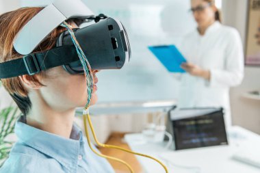 Sanal gerçeklik biyo-geribildirim eğitim oturumu - VR ve biyogeribildirim bileşimi anksiyete, travma sonrası stres bozukluğu ve hiperaktivite gibi psikolojik bozuklukları kolaylaştırmak için