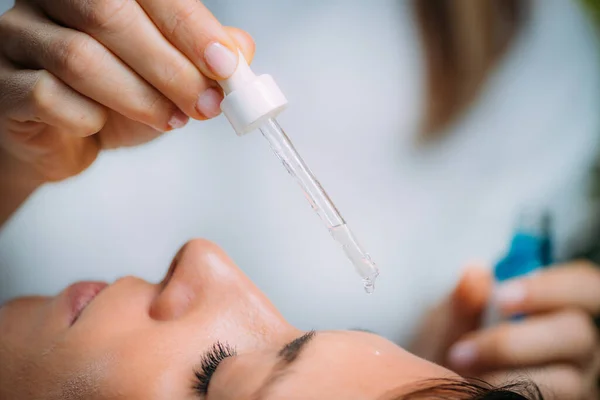 Kosmetikerin Appliziert Hyaluronsäure Serum Auf Frauengesicht — Stockfoto