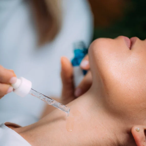 颈部抗衰老治疗 美容师应用透明质酸血清治疗妇女颈部 — 图库照片