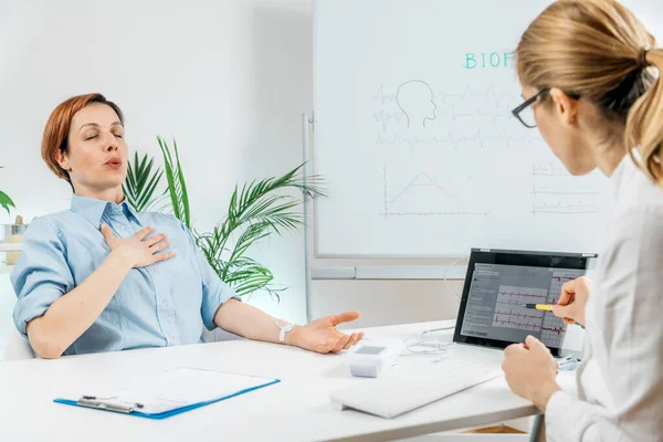 Biofeedback Sessão Treinamento Respiração Centro Saúde Terapeuta Monitorando Padrão Respiratório — Fotografia de Stock