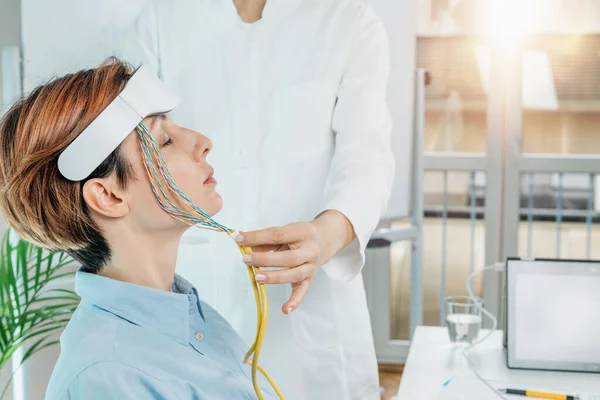 Biofeedback Eeg Treinamento Eletroencefalográfico Centro Saúde Terapeuta Monitorando Ondas Cerebrais — Fotografia de Stock