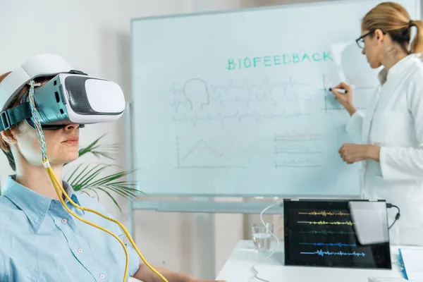 Sessão Treinamento Biofeedback Realidade Virtual Combinando Biofeedback Para Facilitar Distúrbios — Fotografia de Stock