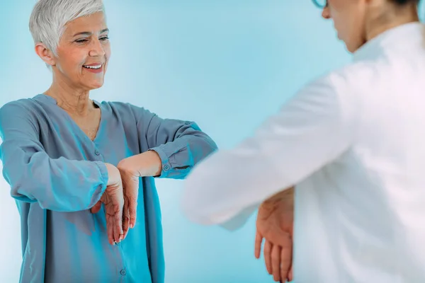 Dokter Doet Medisch Onderzoek Met Oudere Vrouw Controleert Carpaal Tunnel — Stockfoto