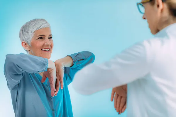 Doctor Doing Medical Exam Senior Woman Checking Carpal Tunnel Syndrome — Stock Photo, Image