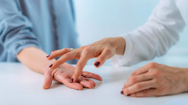 Untersuchung Der Hand Eines Älteren Patienten Mit Karpaltunnelsyndrom Nahaufnahme Des — Stockfoto