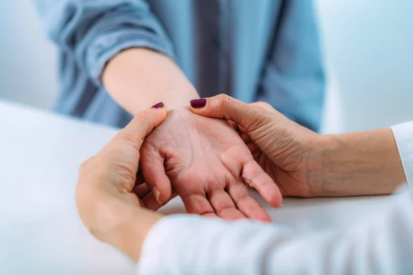 カルパルトンネル症候群の高齢患者の手を調べる 先輩女性の手首のクローズアップ画像 — ストック写真