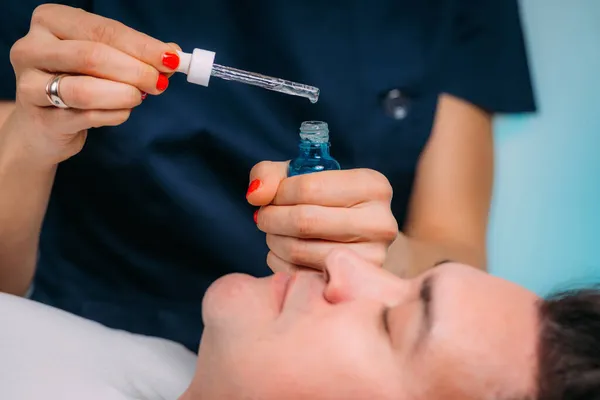 Kosmetikerin Appliziert Hyaluronsäure Serum Auf Mans Gesicht Schönheitssalon — Stockfoto