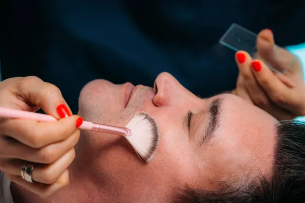 Gesichtsbehandlungen Für Männer Chemische Peelingbehandlung Mit Retinol Serum Kosmetikerin Appliziert — Stockfoto