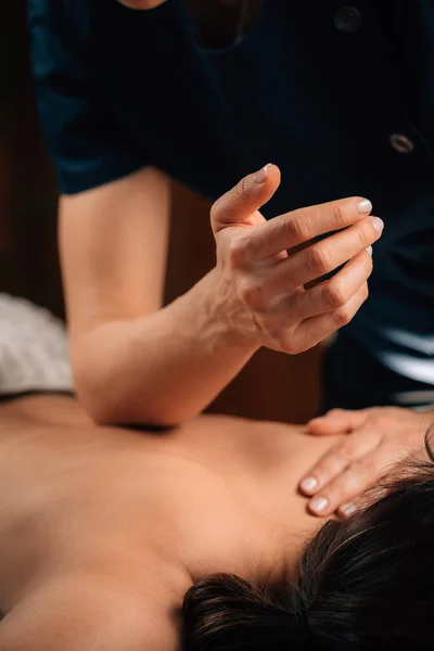 Terapia Massagem Tissular Profunda Terapeuta Massagista Womans Voltar Usando Pressão — Fotografia de Stock