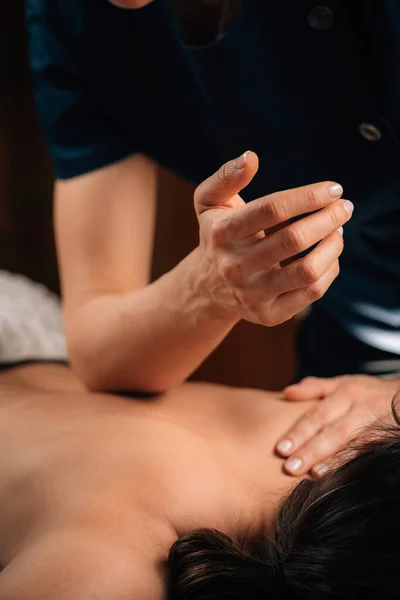 Djupvävnads Massage Terapi Terapeut Massera Kvinnor Tillbaka Med Armbåge Tryck — Stockfoto