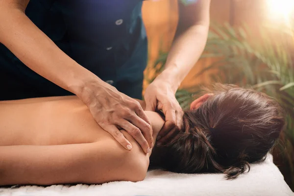 Donna Godendo Profondo Tessuto Massaggio Salone — Foto Stock