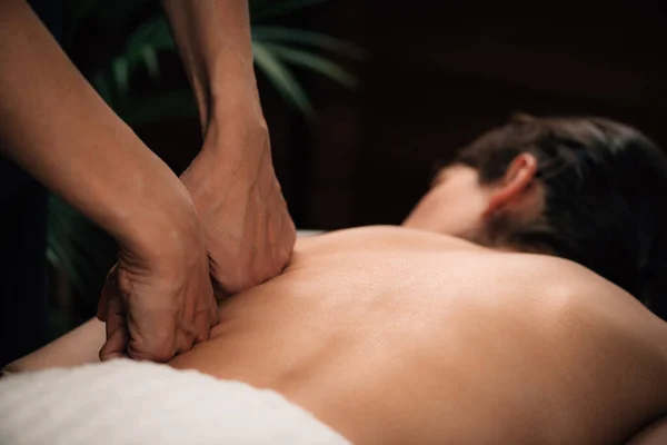 Femme Bénéficiant Massage Des Tissus Profonds Dans Salon — Photo