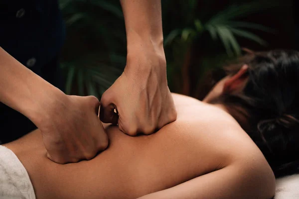 Kezek Egy Női Terapeuta Csinál Egy Mély Szövet Hátmasszázs — Stock Fotó