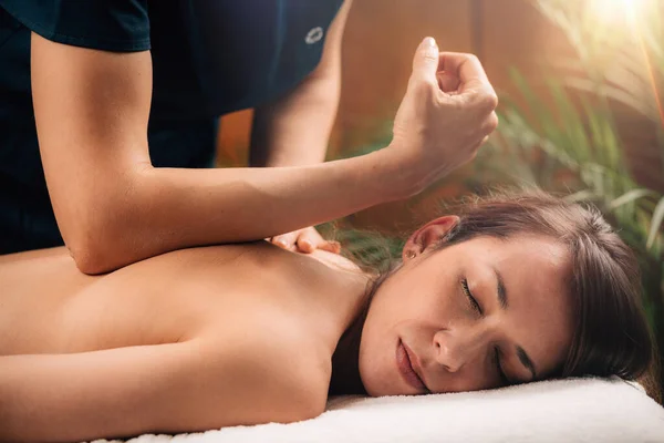 Diepe Weefselmassage Therapie Therapeut Masseren Van Vrouwen Terug Met Behulp — Stockfoto