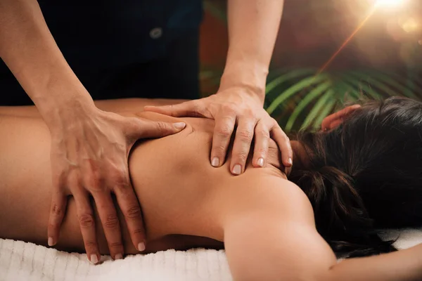 Diepe Weefsel Massage Therapie Therapeutische Handen Masseren Vrouwen Schouder — Stockfoto