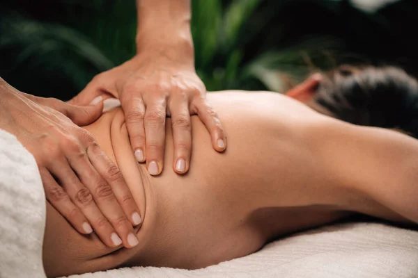 Massage Dos Dans Salon Massage Profond Des Tissus Des Femmes — Photo