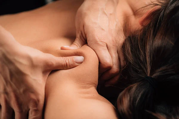 Terapia Massagem Tecido Profundo Mãos Terapeuta Massagear Mulheres Ombro — Fotografia de Stock