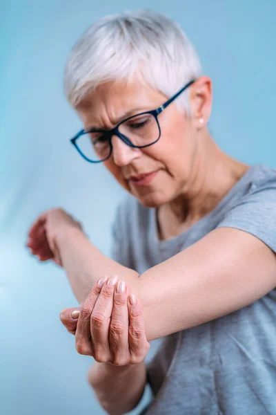 Oudere Vrouw Met Pijnlijke Elleboog — Stockfoto