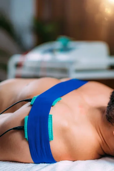 Fisioterapia Ombro Com Almofadas Cinta Eletrodo Tens Estimulação Nervoso Elétrica — Fotografia de Stock