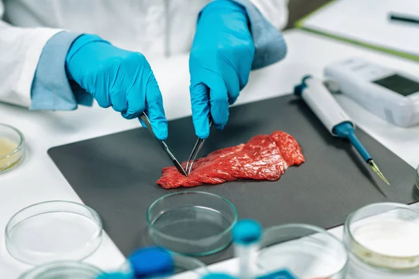 Seguridad Alimentaria Pruebas Calidad Carne Roja Técnico Laboratorio Tomando Una — Foto de Stock