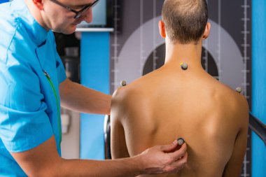 3 Boyutlu Gait ve Yürüyen Analizler İçin Mans Back 'e İşaretler Yerleştiriliyor 