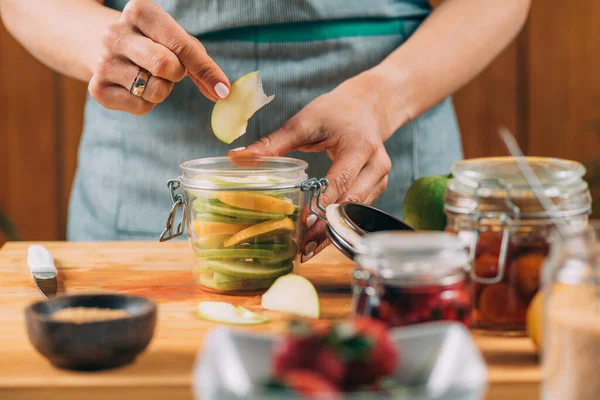 Comida Fermentada Casa Mujer Preparando Frutas Para Fermentación — Foto de Stock