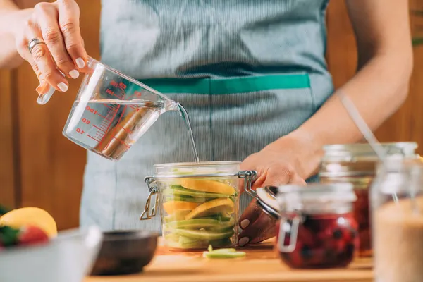 Gisting Voedsel Thuis Vrouw Die Fruit Bereidt Voor Gisting — Stockfoto