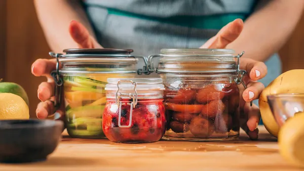 Mulher Segurando Frascos Com Frutas Fermentadas — Fotografia de Stock