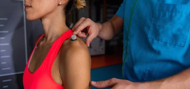 Teknisyenlerin atletlerin omuzlarına işaret koyması, 3 boyutlu yürüyüş ya da hareket analizlerine hazırlanması  