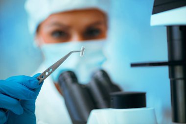 Çip İmplantlarının Kalitesini Denetleyen Teknisyen