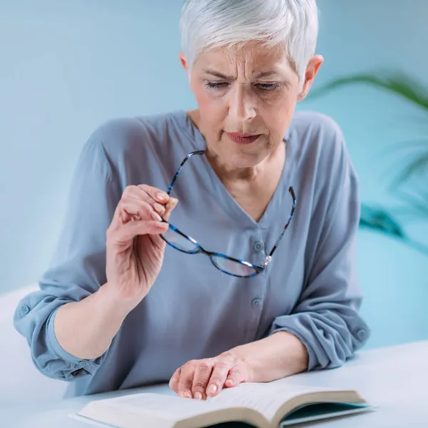 Oudere Vrouw Een Leesboek Problemen Met Gezichtsverlies — Stockfoto