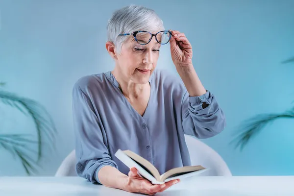 Oudere Vrouw Met Een Bril Die Problemen Heeft Met Het — Stockfoto