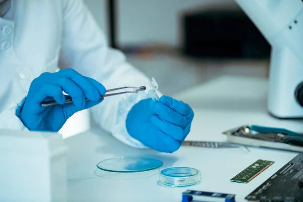 Laboratory Technician Working Chip Implants — Stock Photo, Image